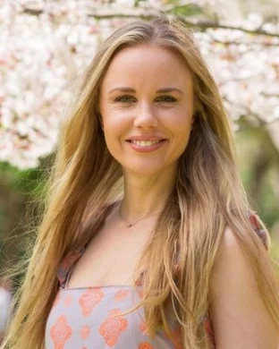 Christina R Lee