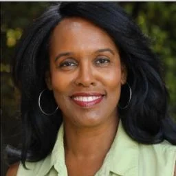 Dr. Yasmin Lluveras