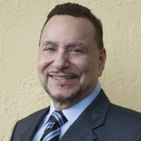 Dr. Oren Hernández